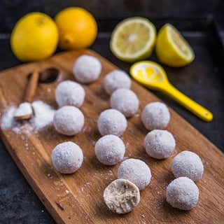 Vegane Energy Balls mit Zitrone & Kokos Vegane Energy Balls mit Zitrone & Kokos
