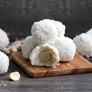 Selbstgemachte Raffaello mit Macadamia Selbstgemachte Raffaello mit Macadamia