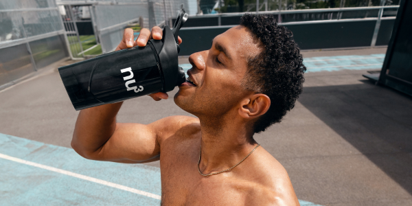 Mann mit nu3 Shaker