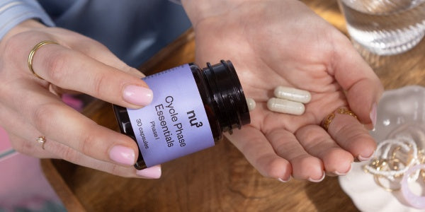 zwei kapseln cycle phase essentials in der Hand