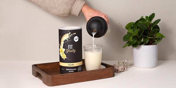 nu3 Fit Shake Vanille wird in ein Glas eingeschüttet