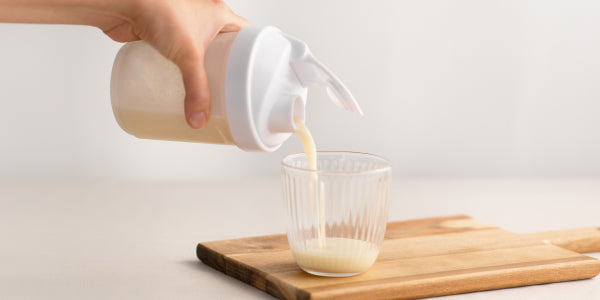 Whey Protein wird in Glas gefüllt
