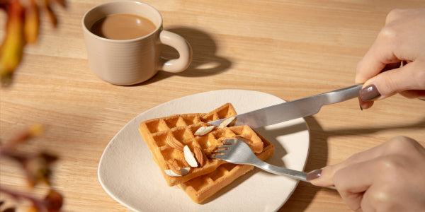 Waffeln aus Mandelmehl mit gehackten Mandeln garniert Frühstück