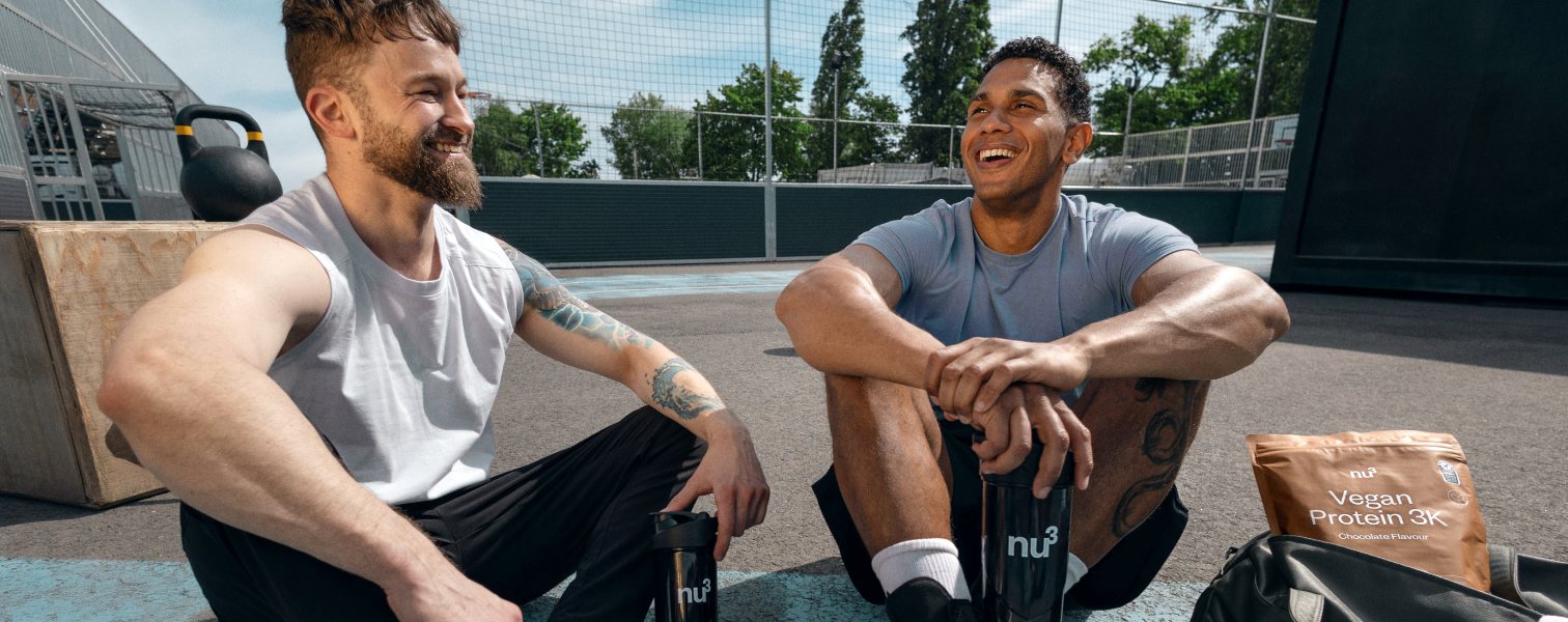 2 sportliche Männer mit nu3 Shaker und nu3 Vegan Protein 3K