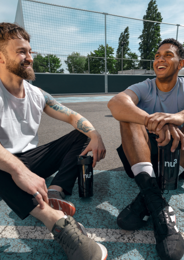 2 sportliche Männer mit nu3 Shaker und nu3 Vegan Protein 3K