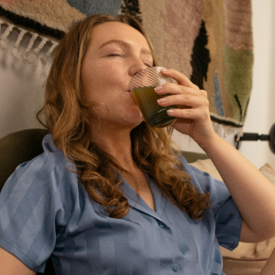 Frau trinkt aus einem Glas