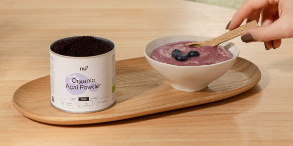 nu3 Bio Acai Pulver serviervorschlag Hand hält Holzlöffel Schüssel Bowl