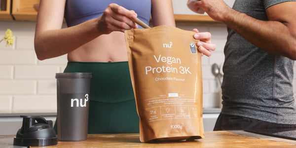 Frau und Mann mit Vegan Protein 3K Schoko und Shaker
