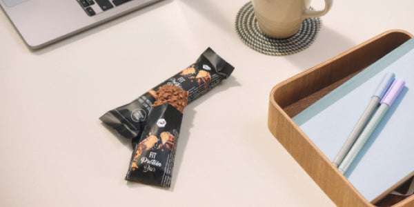 nu3 Fit Protein Bar als Snack auf dem Schreibtisch