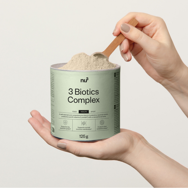 3 Biotics Complex mit Löffel in der Hand