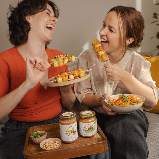 Frauen, die Spiesse essen