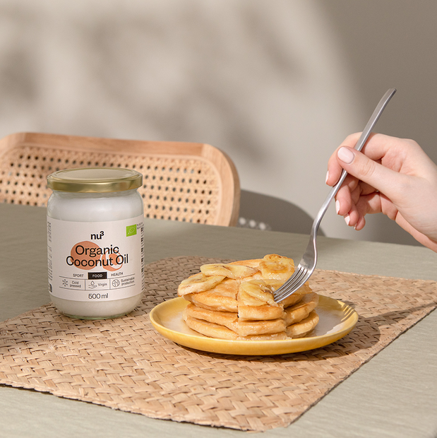 Kokosöl von nu3 neben Pancakes