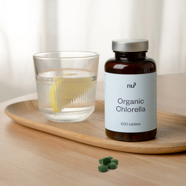 Chlorella und Glas Wasser