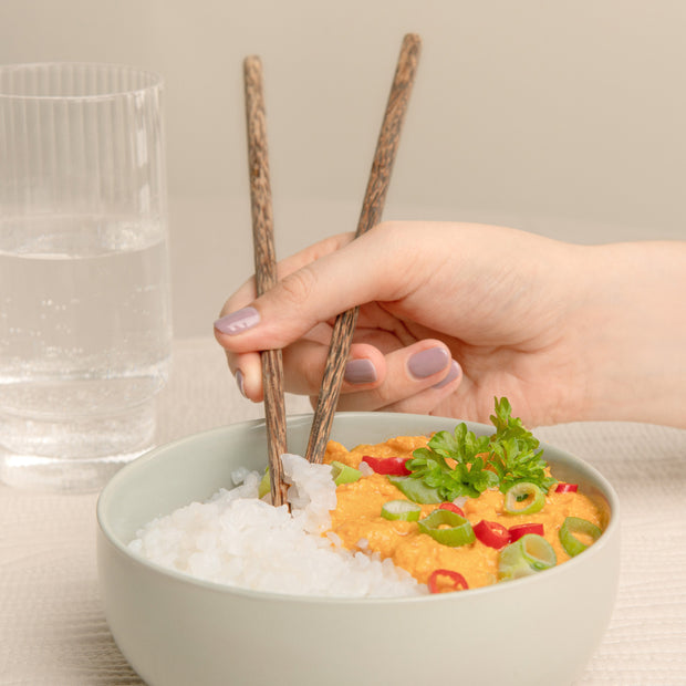 nu3 Konjak-Reis in Schale mit Stäbchen