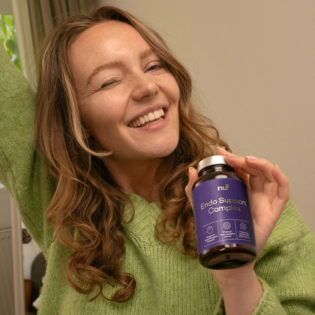 Glückliche Frau im Bett