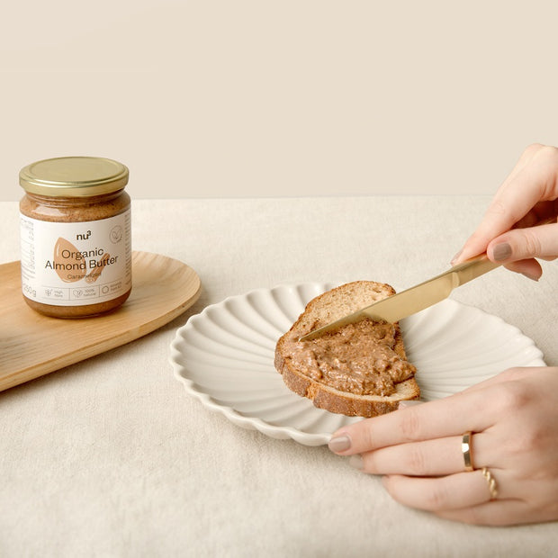 nu3 Bio Gebrannte-Mandel-Aufstrich auf Brot