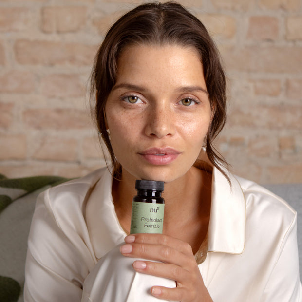 Probiolact Female Kapseln mit einem Glas Wasser