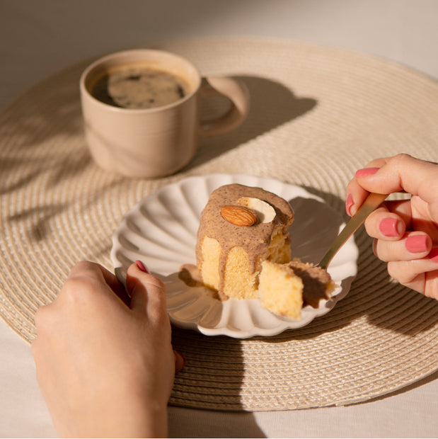 Bio Mandelmus-Topping auf Kuchen
