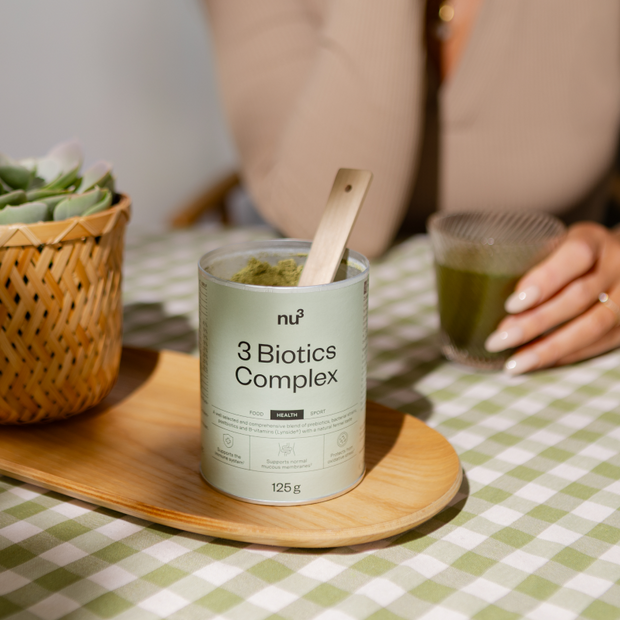 3 Biotics Complex mit Löffel in der Hand