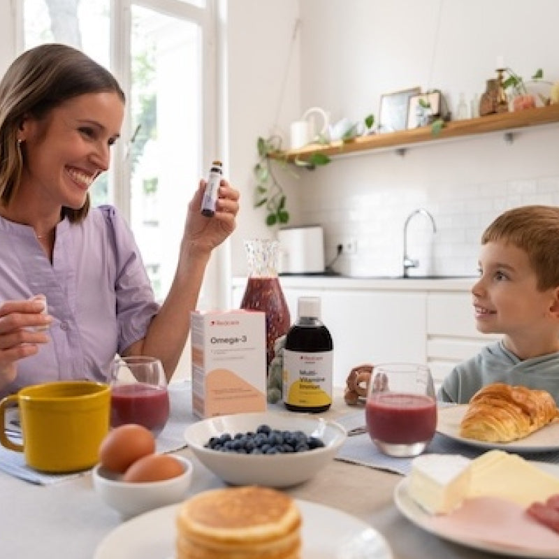 Familie beim Frühstück, rundum versorgt