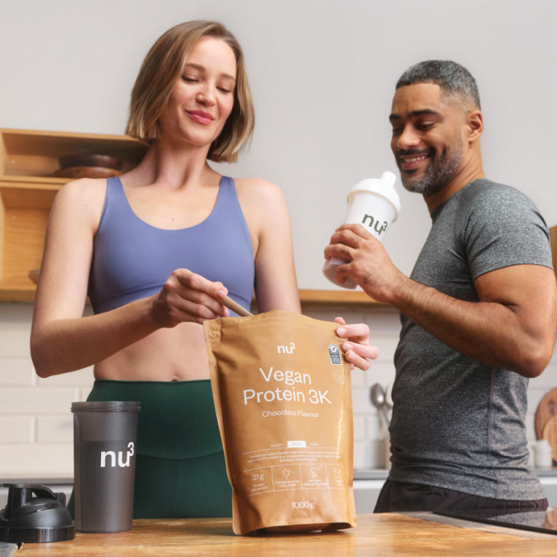 Junges Paar trinkt nu3 Vegan 3K Proteinpulver