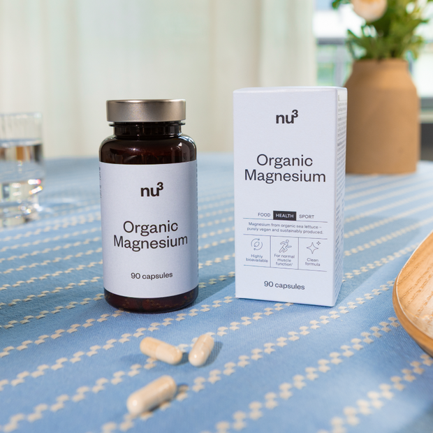 Hand mit 2 Magnesium-Kapseln