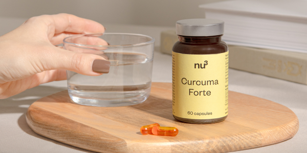 nu3 Curcuma Forte & Glas Wasser