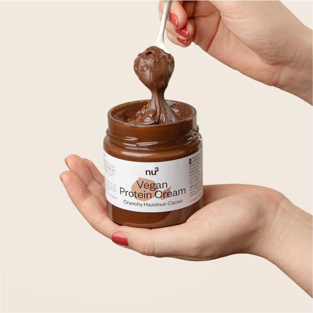 Vegan Protein Cream Hazelnut Cacao Löffel im Glas