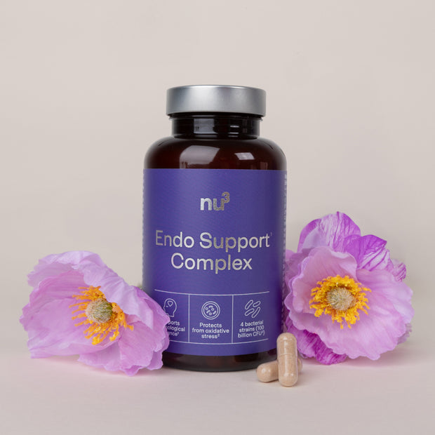 zwei Kapseln in der Hand