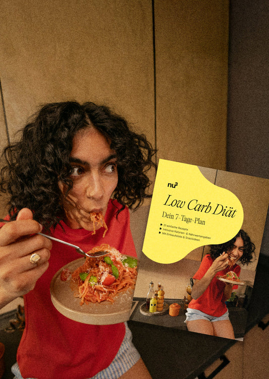 Frau, die Pasta isst
