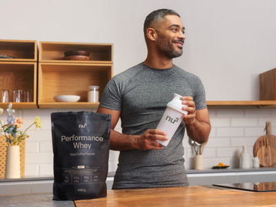 Mann mit Proteinshake und Shaker nu3