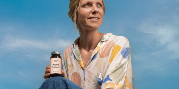 Frau mit nu3 Arthro Protect Kapseln