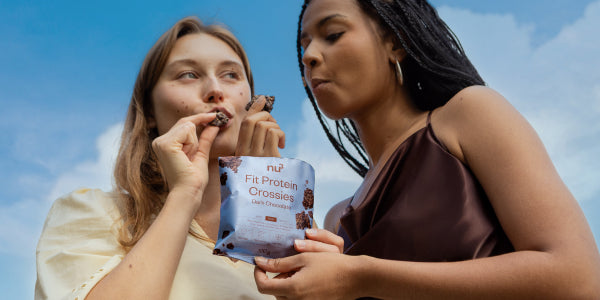 2 Frauen naschen nu3 Fit Protein Crossies
