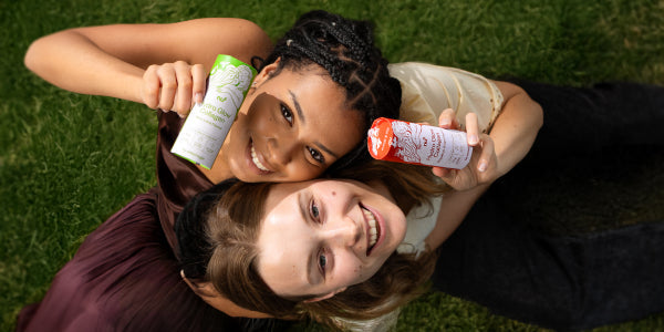 Zwei Frauen auf Wiese mit nu3 Hydro Glow Collagen in der Hand