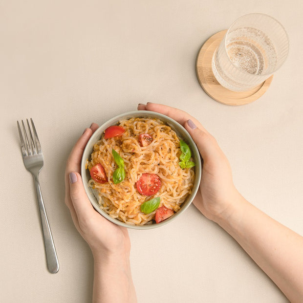 Konjak-Nudeln in Schale mit Tomatensoße